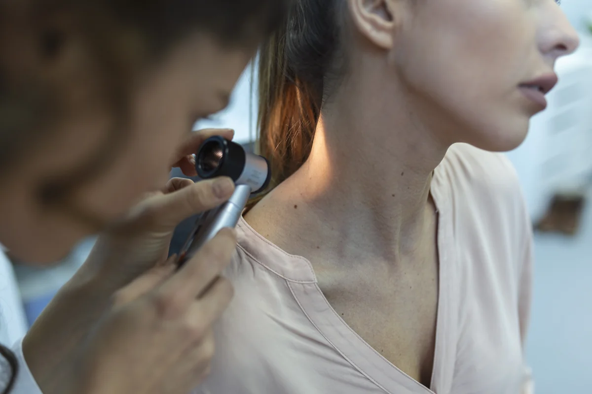 Surgical Scar Healing Stages: Month-by-Month Photo Timeline & Keloid Prevention
